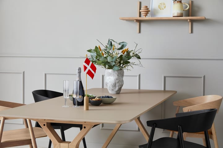 Celebrating Denmark σημαιάκι τραπεζιού 40 εκ - Oak-brass - Andersen Furniture