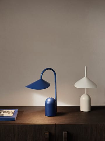 Arum Φορητό φωτιστικό - Bright Blue - ferm LIVING