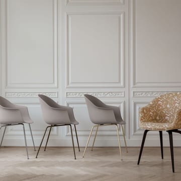 Καρέκλα Bat - Sweet pink, matte lacquered oak legs - GUBI