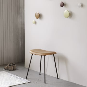 Σκαμπό Fiber  - Dusty green, dark brown stained legs wooden legs - Muuto