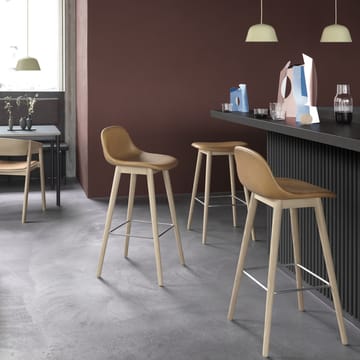 Σκαμπό μπαρ Fiber με πλάτη - Leather cognac, oak legs, high - Muuto