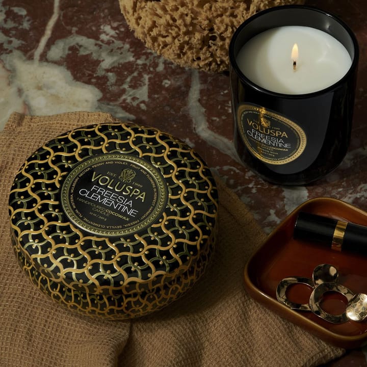 Maison Noir 3-wick Tin αρωματικό 40 ώρες - Φρέζια και Κλημεντίνη - Voluspa