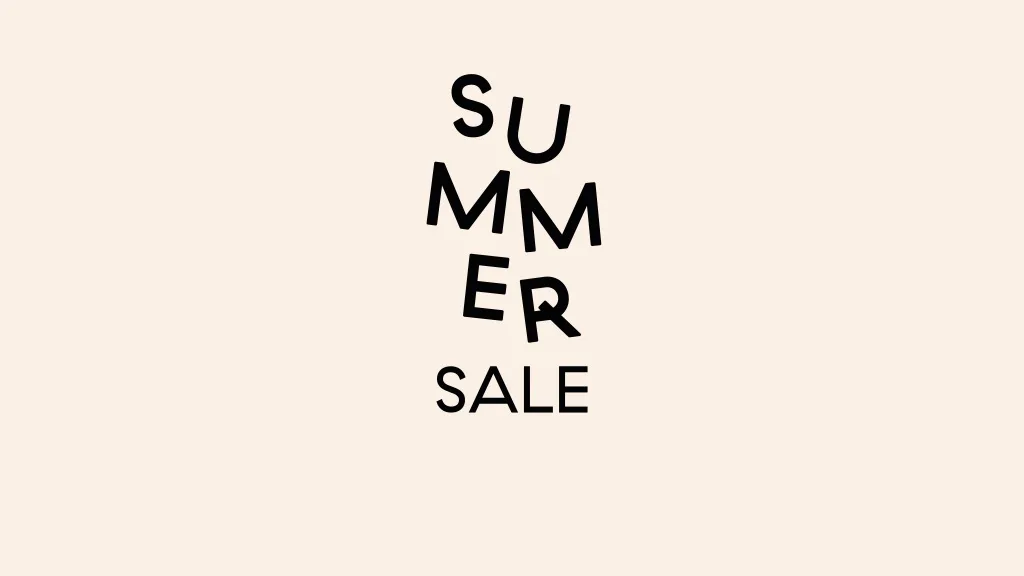 Κείμενο "SUMMER SALE", με το "SUMMER" κάθετα στοιχισμένο και λοξό, και το "SALE" από κάτω.
