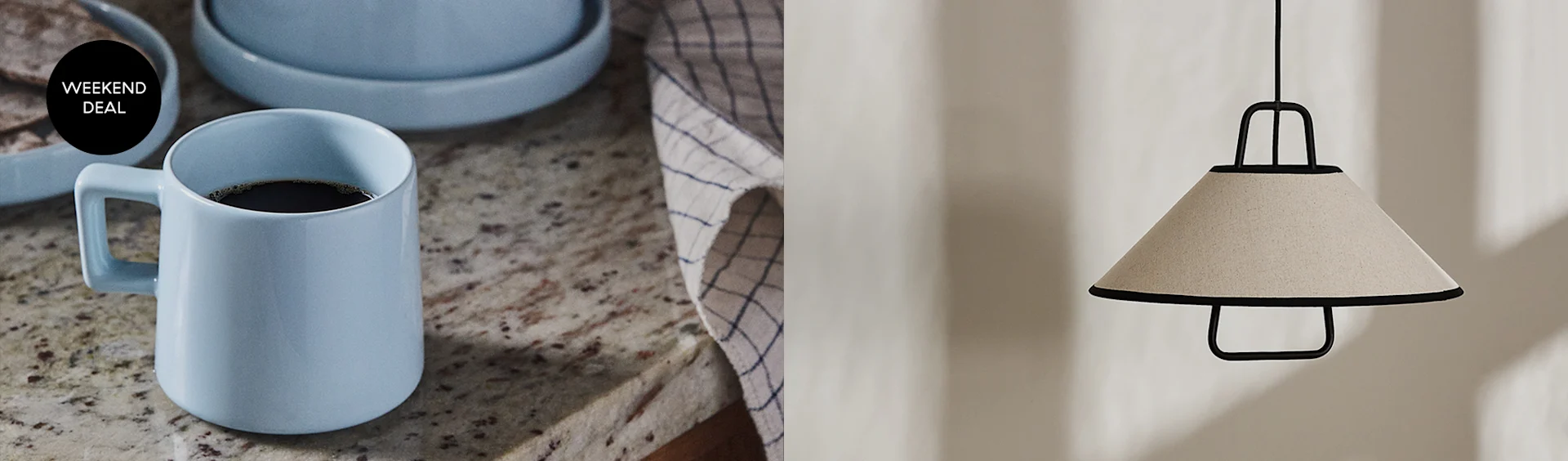 Μια γαλάζια κούπα καφέ και ένα κρεμαστό φωτιστικό οροφής με κωνικό μπεζ υφασμάτινο αμπαζούρ, προωθώντας μια προσφορά Σαββατοκύριακου.
